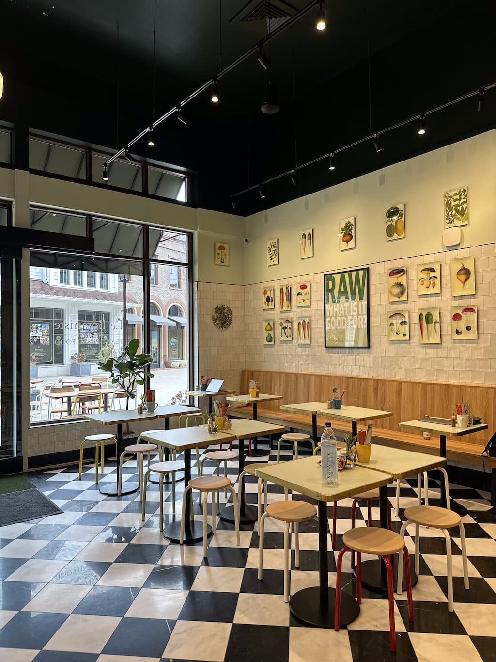 Le Botaniste Belmont Park Village interior